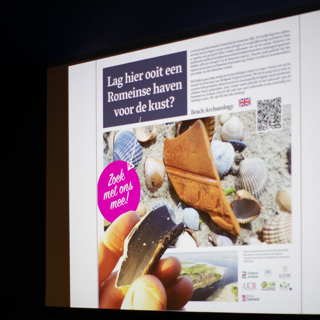 Het ontwerp van het bord Beach Archaeology, met bestemming de strandpost bij Vrouwenpolder.