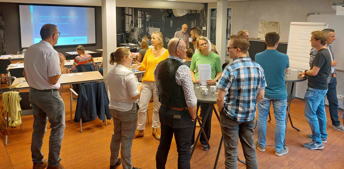 Netwerkdag over Erfgoed en Klimaat, met beleidsmedewerkers die met elkaar in gesprek zijn bij Erfgoed Zeeland.