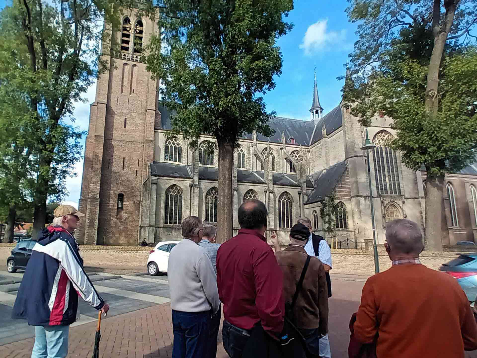 De stadswandeling ging ook langs de Grote of Onze Lieve Vrouwekerk. 