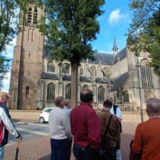 De stadswandeling ging ook langs de Grote of Onze Lieve Vrouwekerk. 