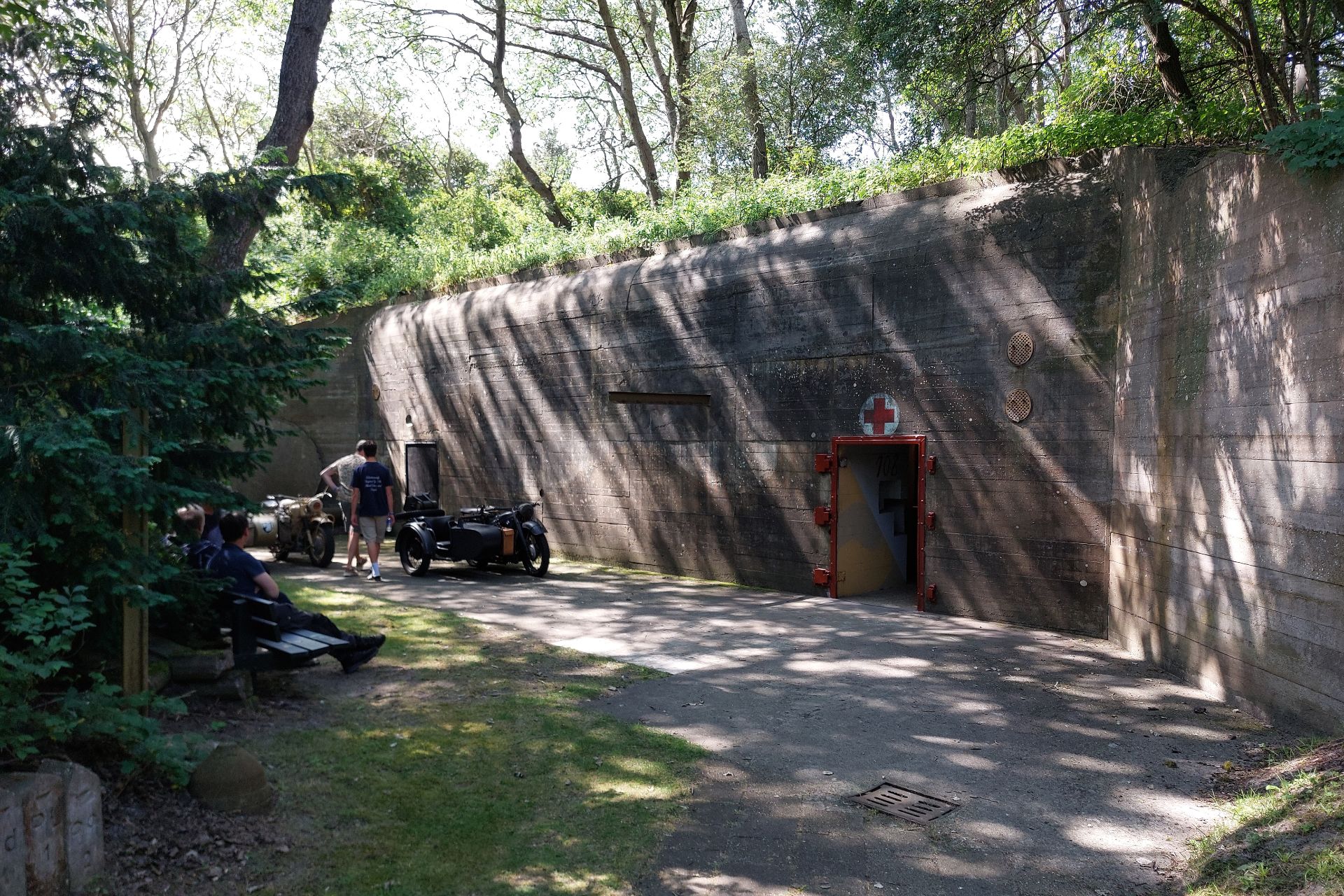 Oude militaire voertuigen bekijken tijdens Bunkerdag.