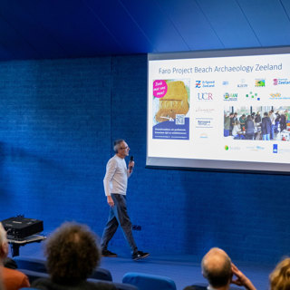 Verrassing: Beach Archaeology presenteerde het nieuwe logo van dit project.