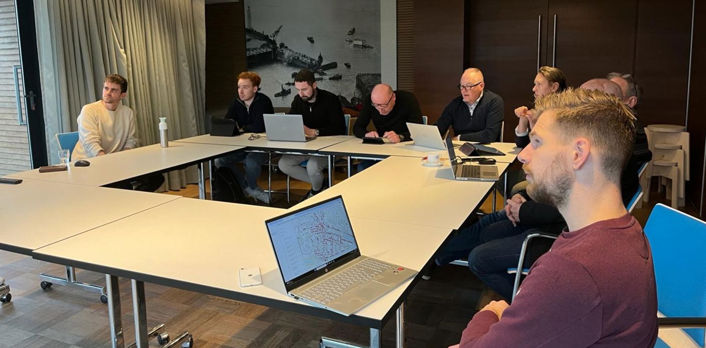 Een groep beleidsmedewerkers van Zeeuws overheden volgen een netwerkdag over Erfgoed en Klimaat.