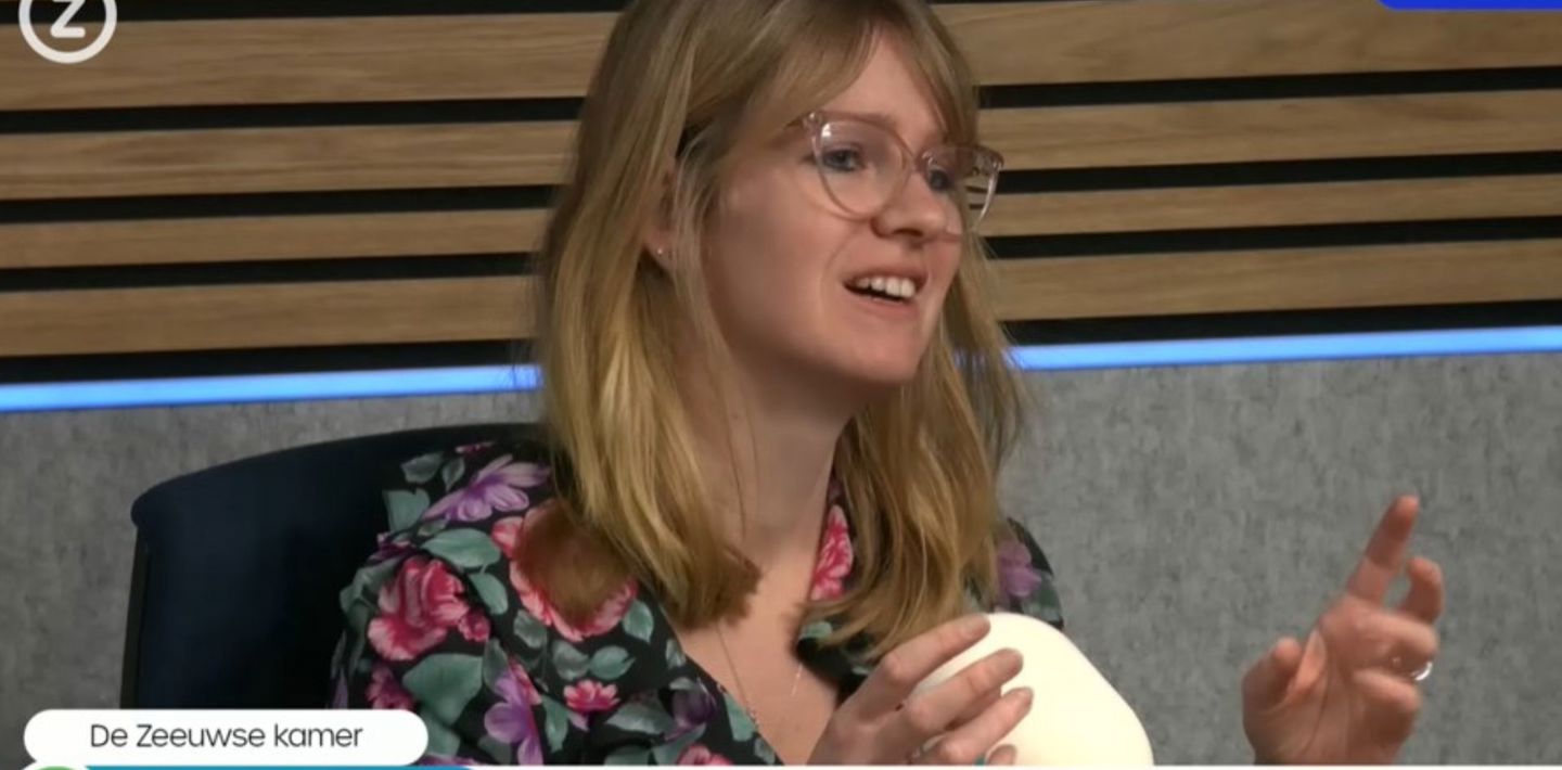 Een medewerker van Erfgoed Zeeland vertelt in de studio van Omroep Zeeland over tradities van het sinterklaasfeest.