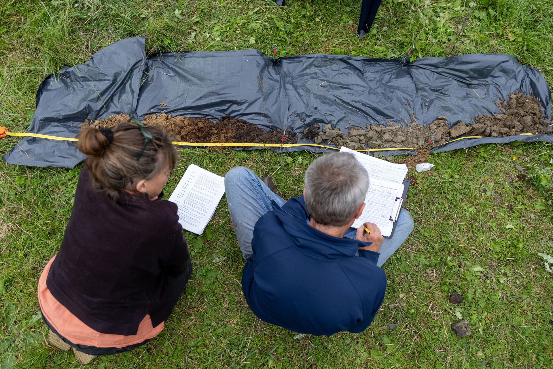 Stukjes bodem op een rij: van het oppervlak van nu naar het zand van 10.000 jaar geleden.
