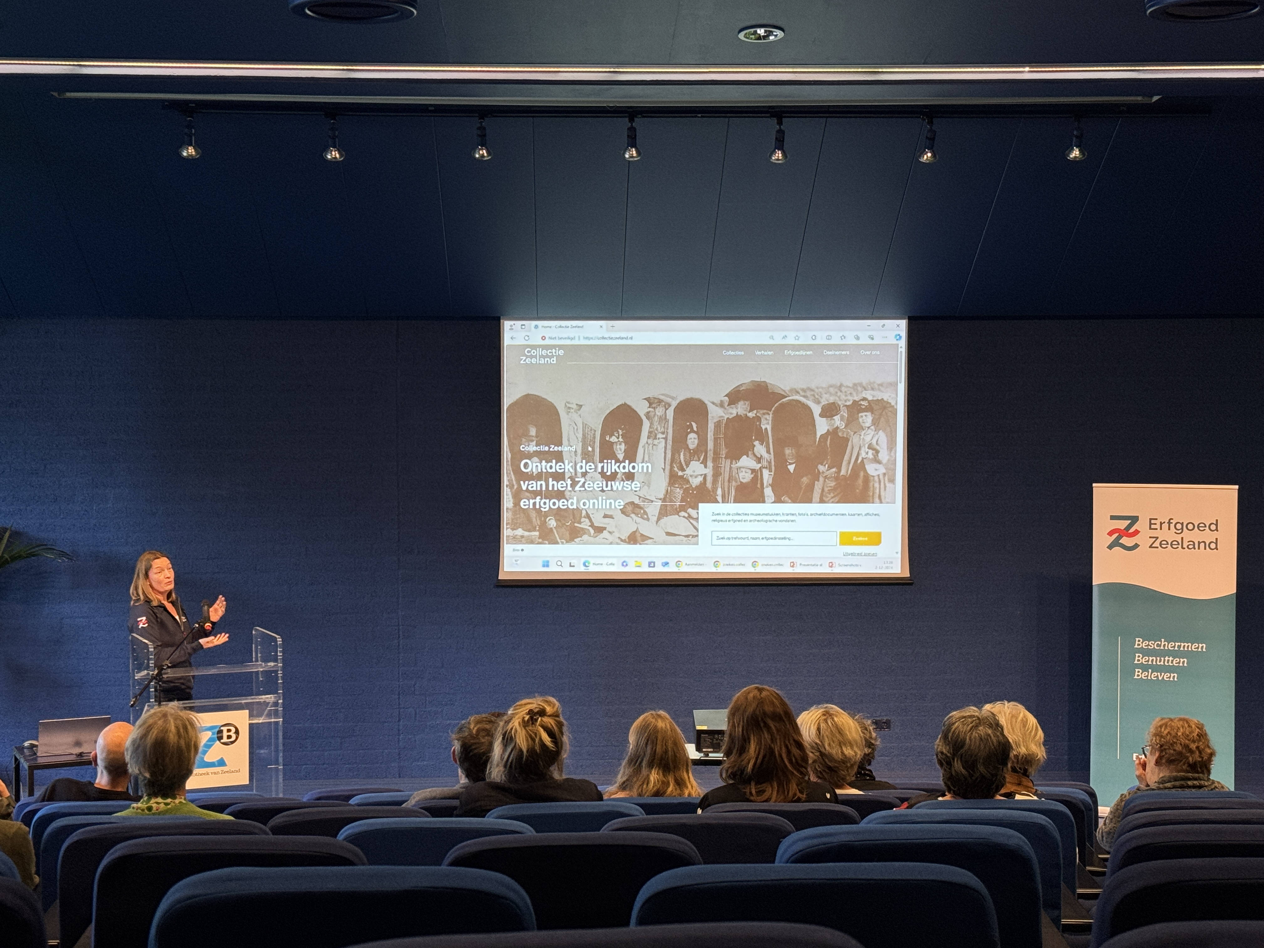 Projectleider Janneke de Wit laat de nieuwe homepage zien