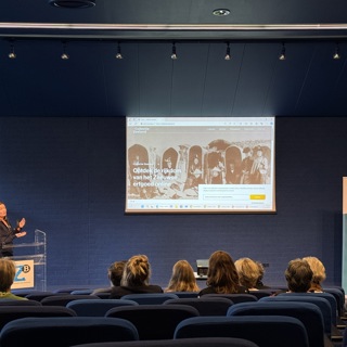 Projectleider Janneke de Wit laat de nieuwe homepage zien