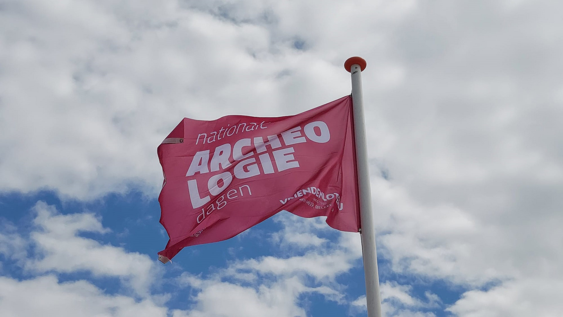 De vlag wappert op het Banjaardstrand in Kamperland tijdens de Nationale Archeologiedagen op vrijdag 14 juni.