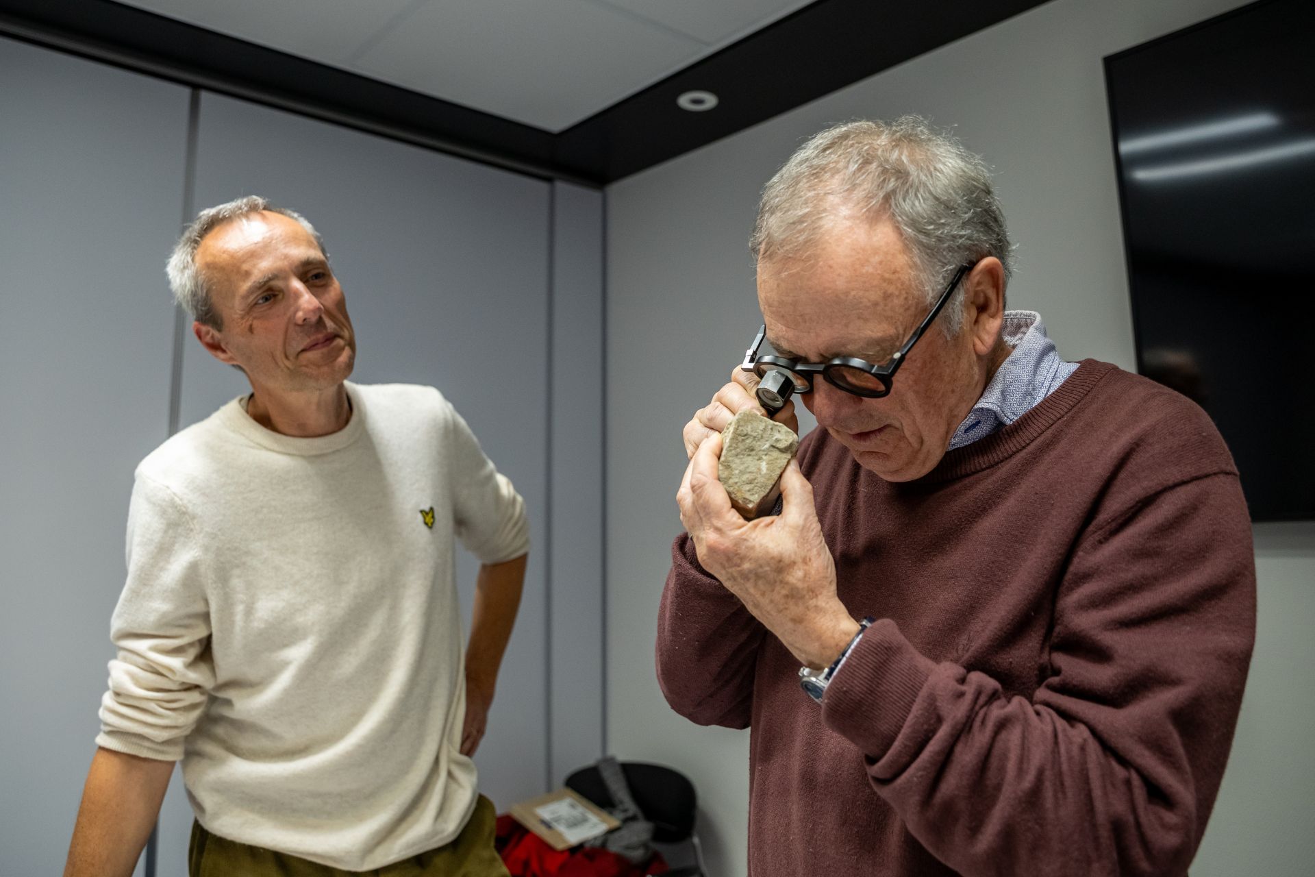 Roland Dreesen determineert enkele stenen uit het onderzoek naar Nieuwerkerk.