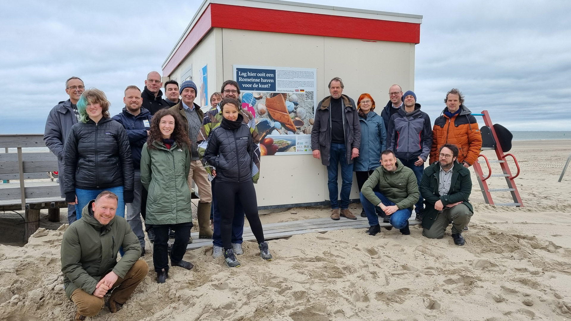 Strandzoekers, archeologen, vrijwilligers en medewerkers van Strandexploitatie Veere bij de strandpost.