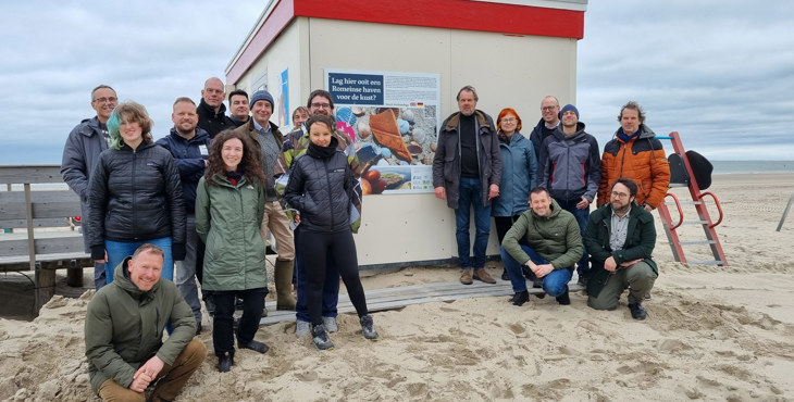Strandzoekers, archeologen, vrijwilligers en medewerkers van Strandexploitatie Veere bij de strandpost.