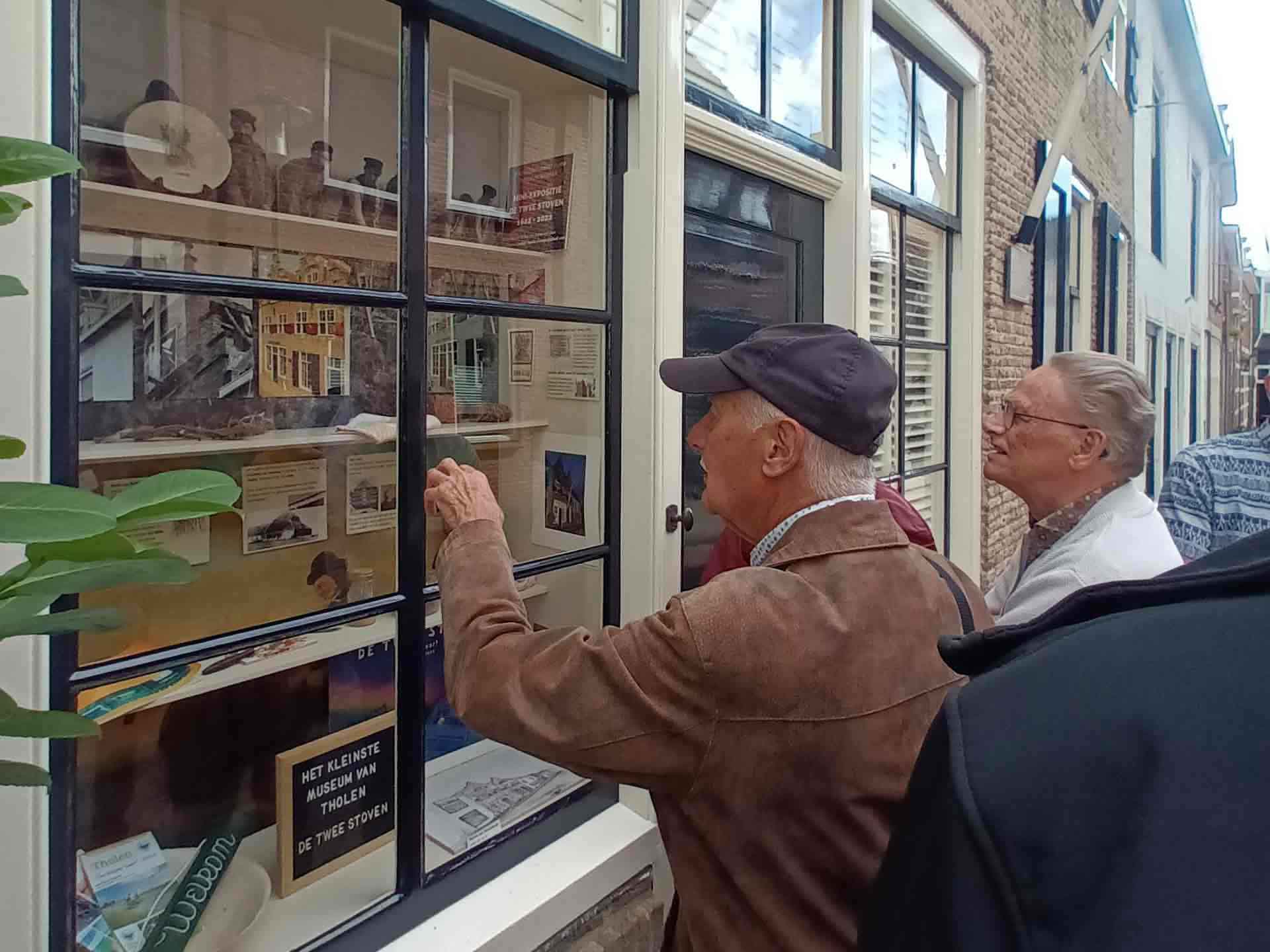 Tijdens de stadswandeling stond de groep stil bij het kleinste museum van Tholen: de Twee Stoven.