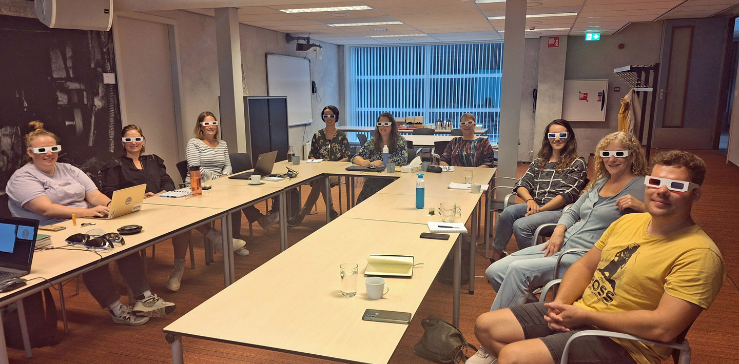 Tijdens een cursus over digitale toegankelijkheid kijken een groep collega