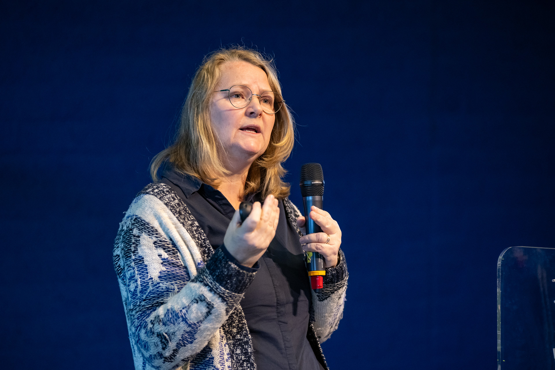 Simone Bloo over het IJzertijd-aardewerk dat werd gevonden op het Banjaardstrand.