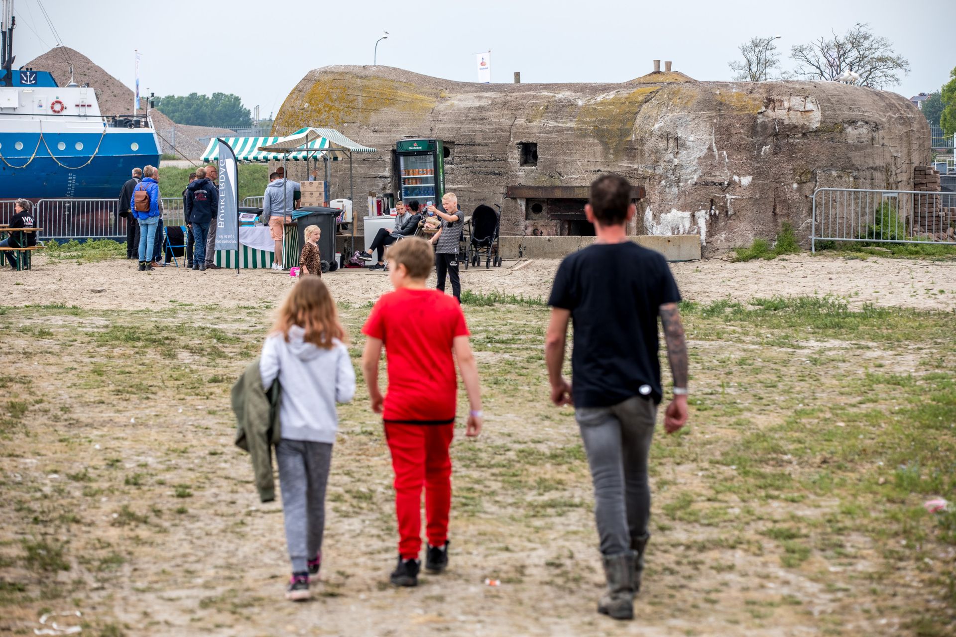 Bezoekers op weg naar de MG-bunker type 630 in Vlissingen | Festung Wacheren