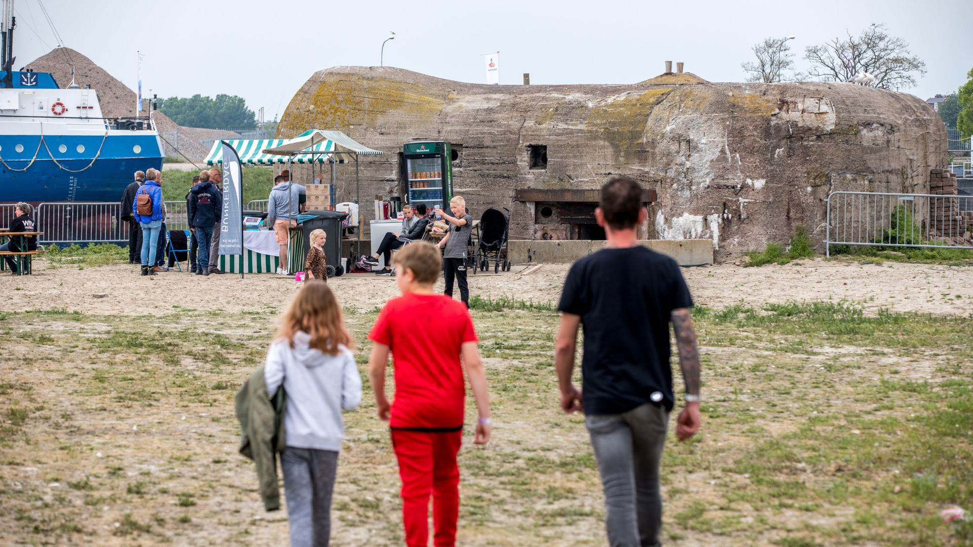 Bezoekers te voet op weg naar bunker R630 in Vlissingen.