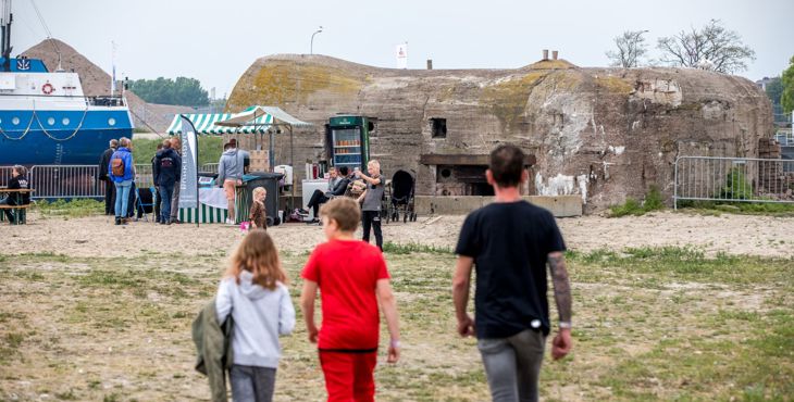 Bezoekers te voet op weg naar bunker R630 in Vlissingen.