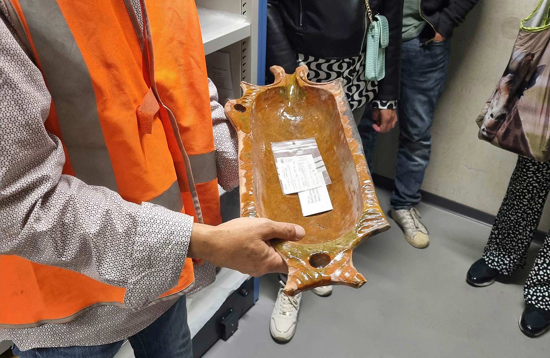 Een bijzondere vondst: een schaal om vet in op te vangen van te bereiden vlees.
