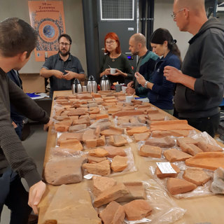 In het Zeeuws Archeologisch Depot worden de strandvondsten onderzocht.