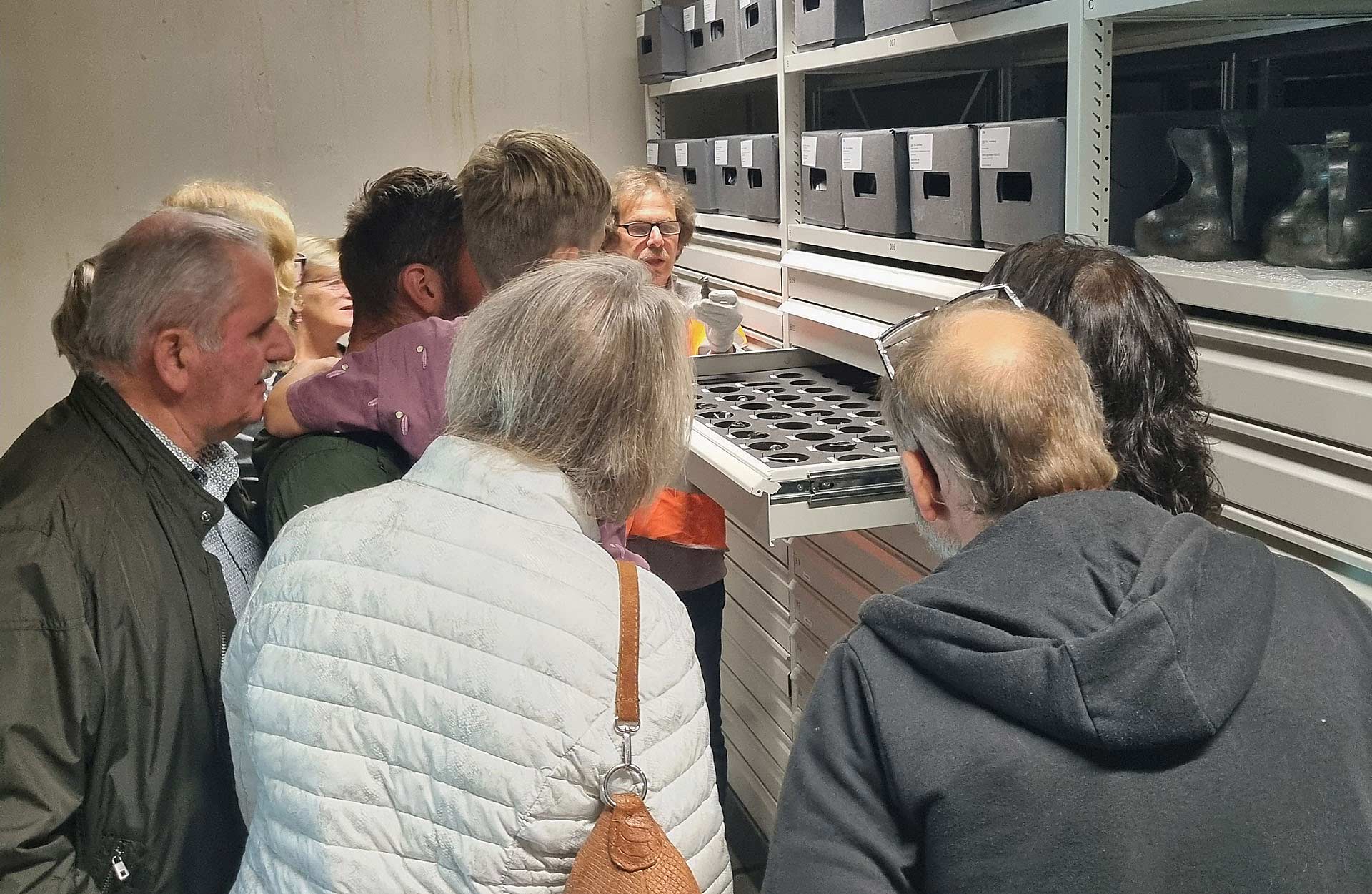 Verschillende mantelspelden bekijken die in het depot liggen opgeslagen.