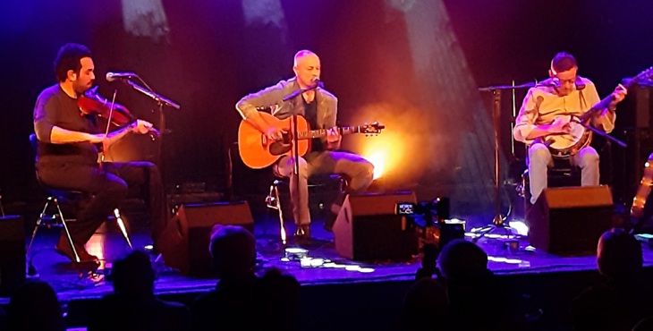 Wissem Ziadi, Sjef Hermans en Peter Slager tijdens Songs from the Heart in poppodium De Spot in Middelburg.