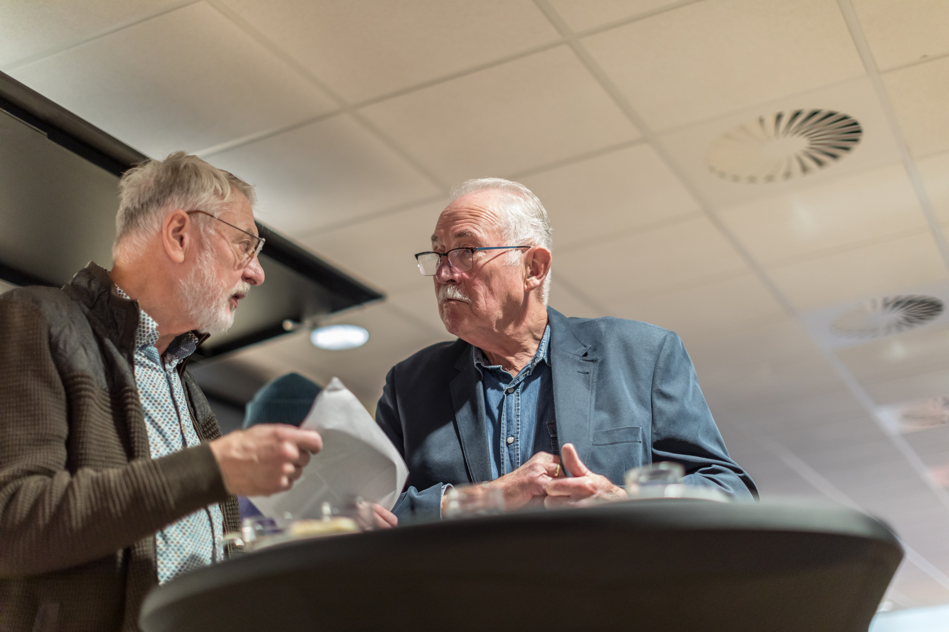 Robert van Dierendonck, voormalig provinciaal archeoloog, in gesprek met Albert Holland van de AWN.