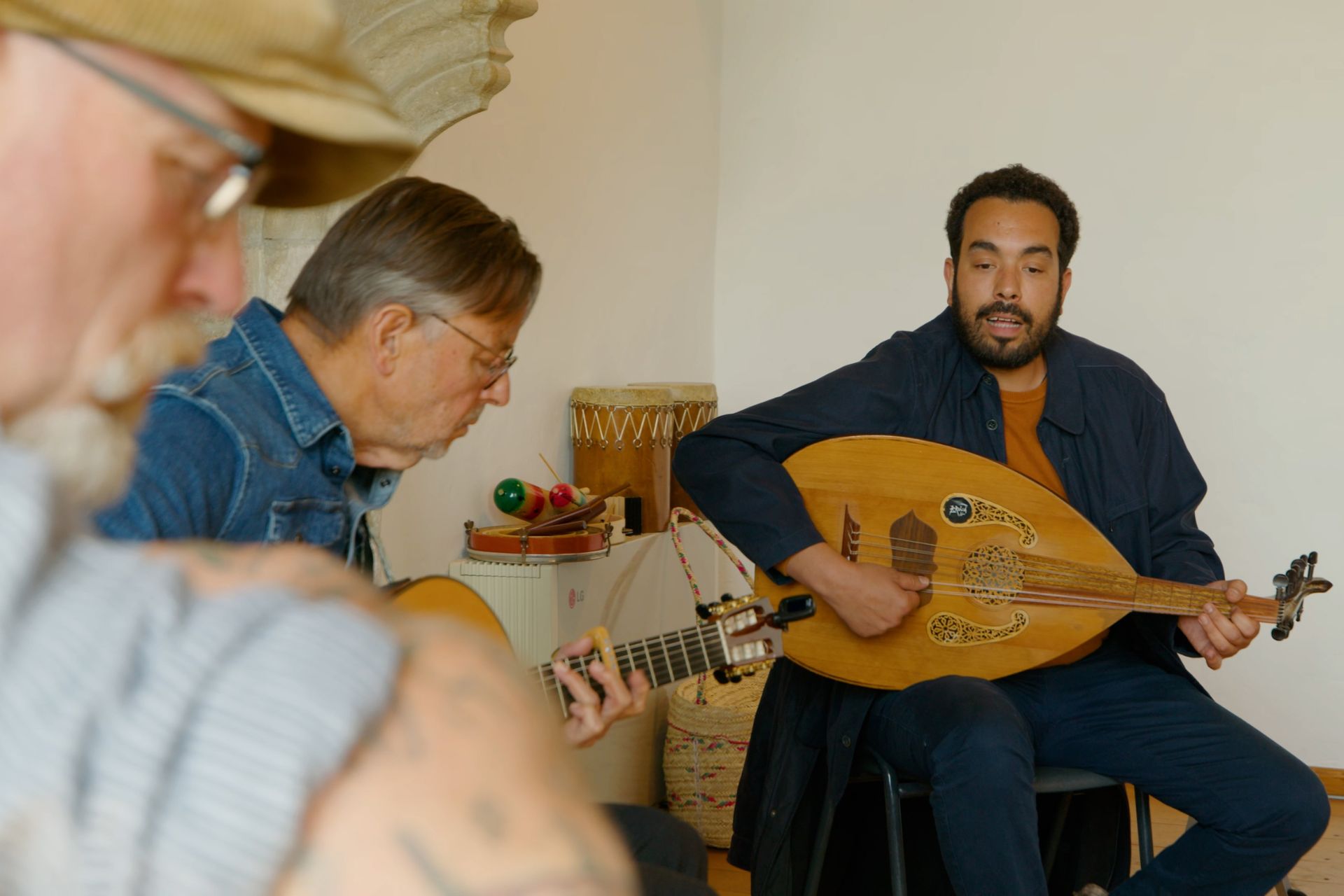 Workshop streektaalmuziek maken met Koen Raas, Sjef Hermans en Wissem Ziadi.