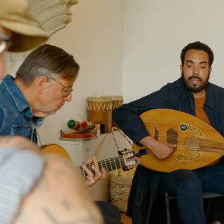 Workshop streektaalmuziek maken met Koen Raas, Sjef Hermans en Wissem Ziadi.