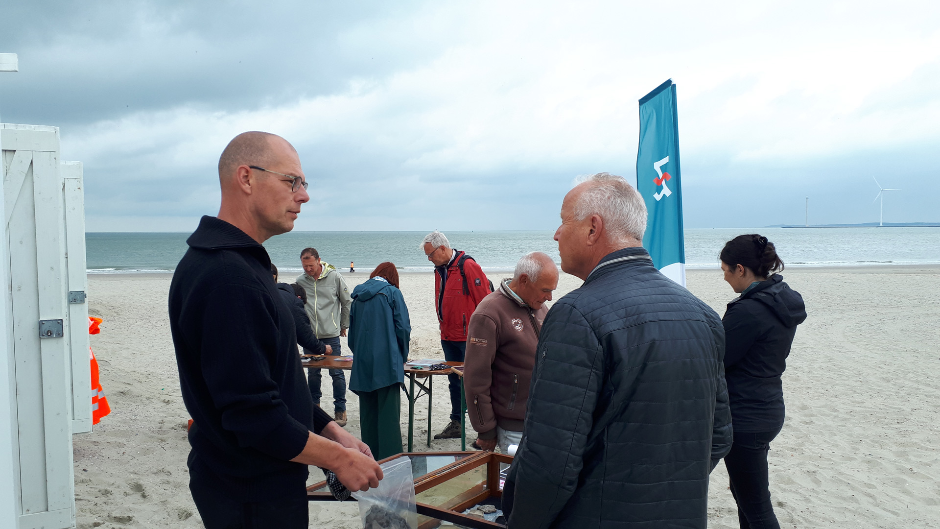 Strandzoekers vertellen over hun zoektocht en strandvondsten.