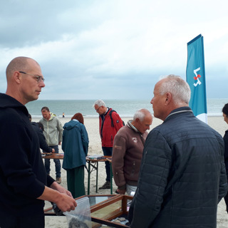 Strandzoekers vertellen over hun zoektocht en strandvondsten.