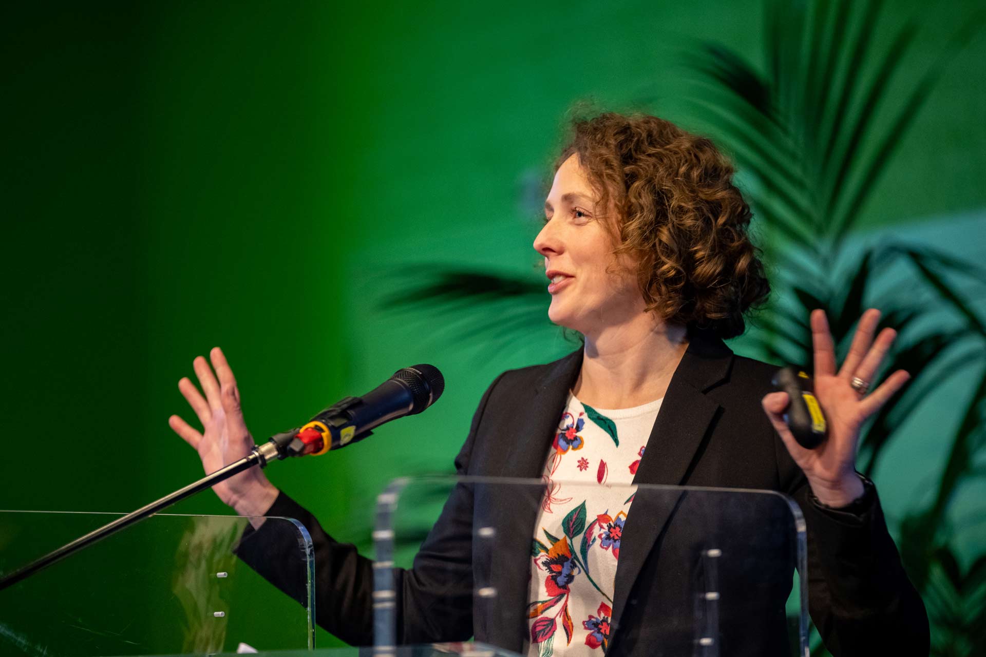 Els Coppens over een zegelstempel uit Aria Zuid in Goes.