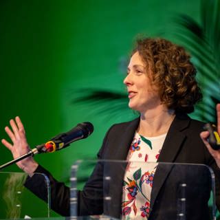 Els Coppens over een zegelstempel uit Aria Zuid in Goes.