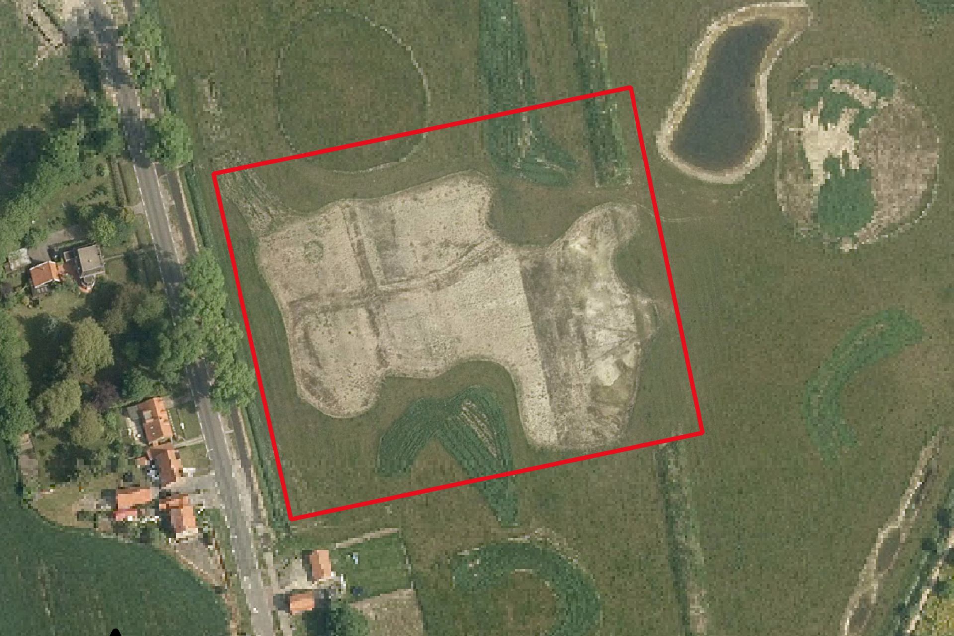 De lange donkere sporen op een luchtfoto uit 2013.