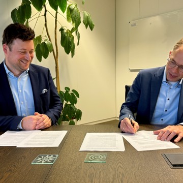 Wethouder Peter Hoek van de gemeente Tholen (rechts op foto) ondertekent de nieuwe archeologieovereenkomst in bijzijn van Wilco Blaak.