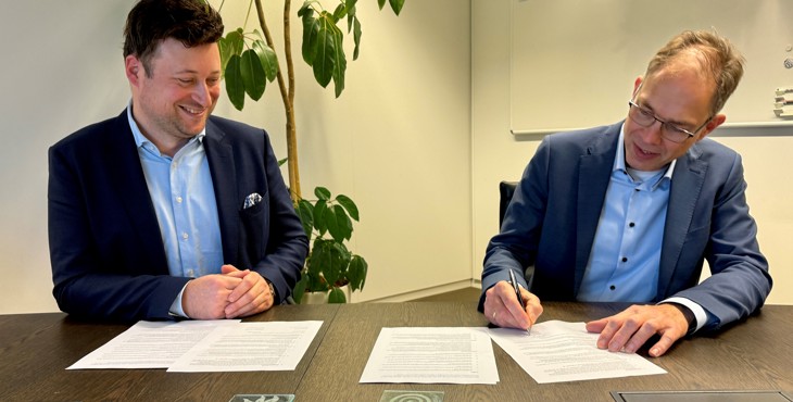 Wethouder Peter Hoek van de gemeente Tholen (rechts op foto) ondertekent de nieuwe archeologieovereenkomst in bijzijn van Wilco Blaak.