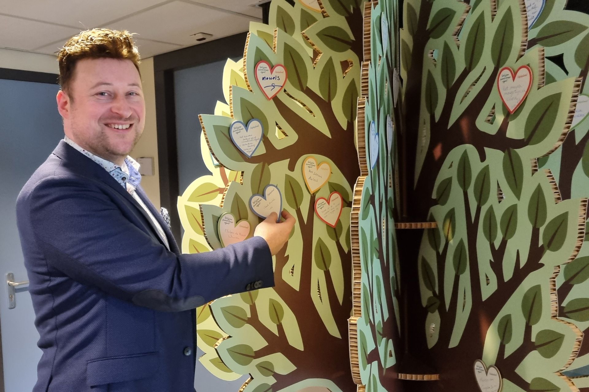 Directeur Wilco nodigt iedereen uit een wens of boodschap achter te laten.