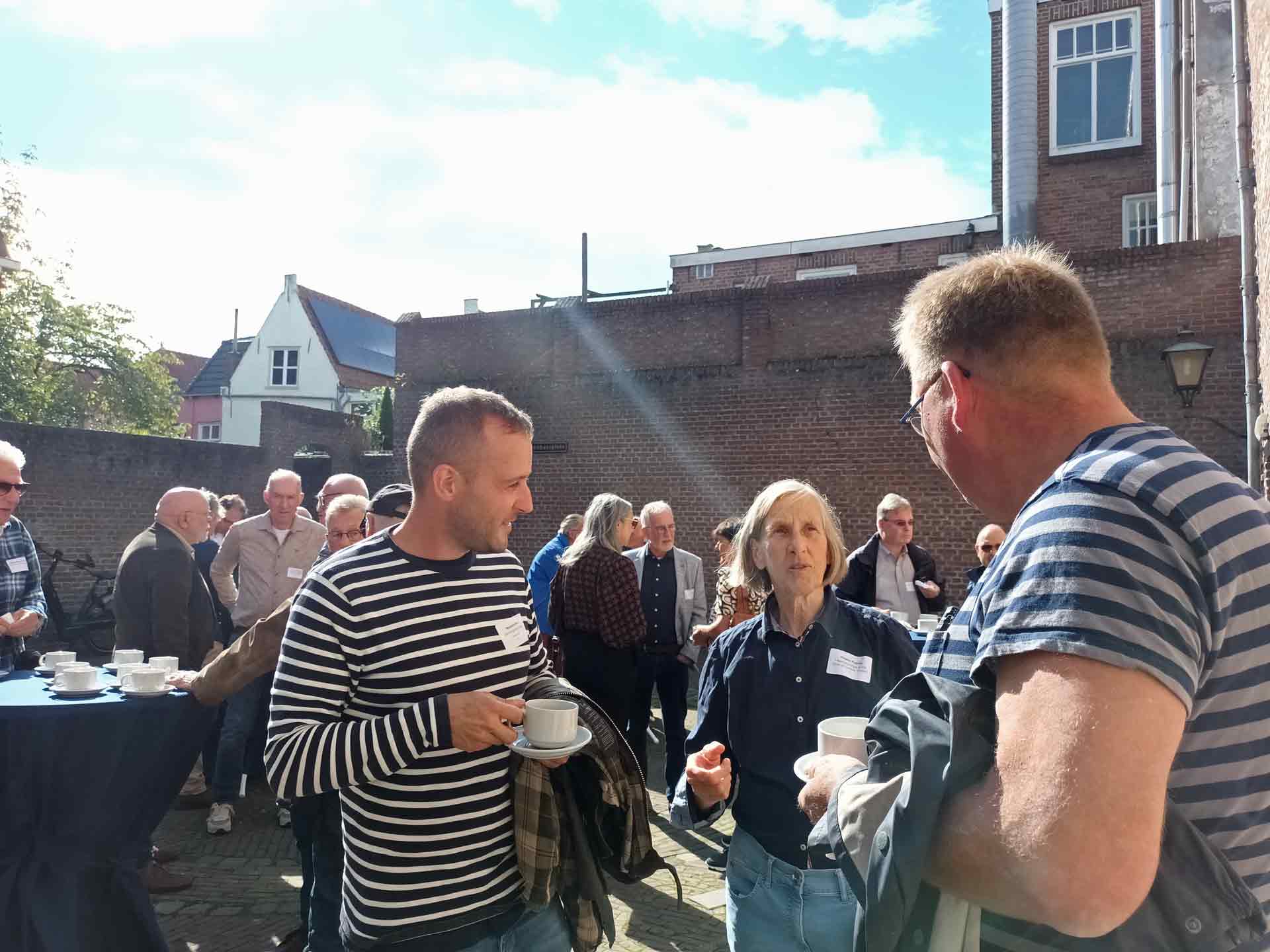 We begonnen de dag met een bakje koffie of thee in de zon!