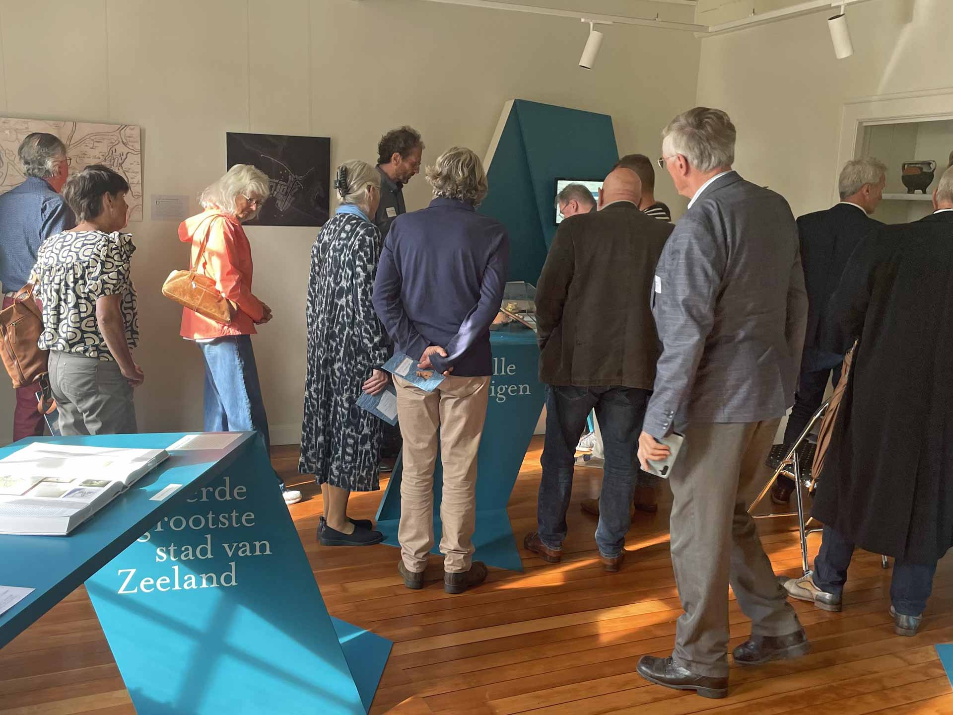 Deelnemers bekijken de expositie 'Reymerswael, de verdronken stad'.