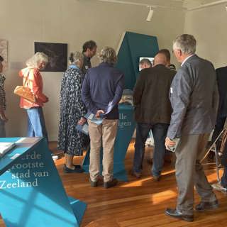 Deelnemers bekijken de expositie 