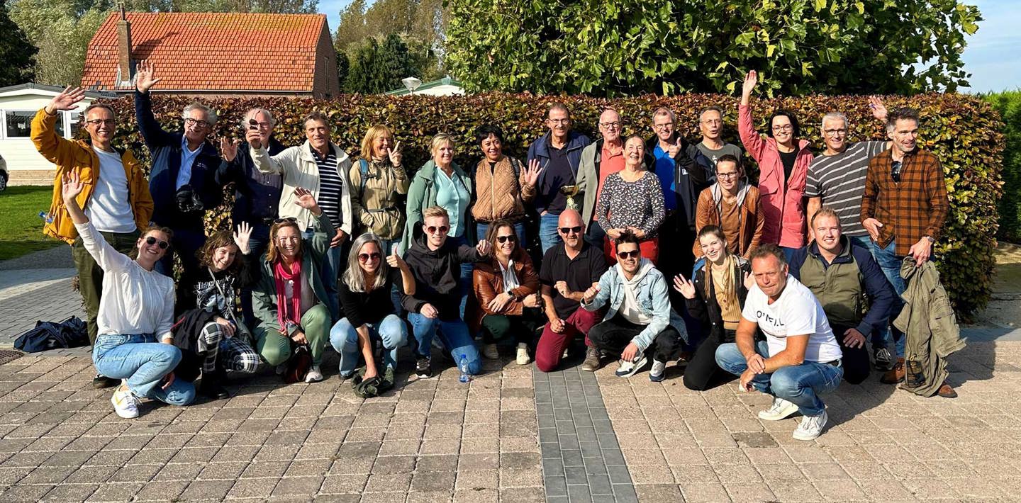 Een groepsfoto van een groot deel van de medewerkers van Erfgoed Zeeland, na het teamuitje in 2023. 