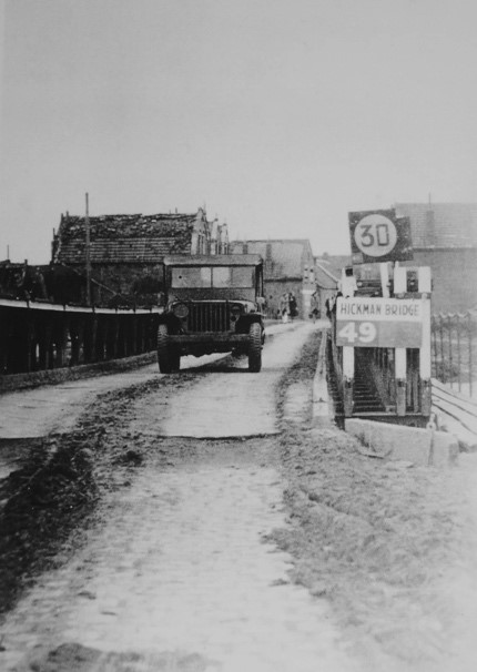 De eind oktober 1944 gebouwde ‘Hickman Bridge’, vernoemd naar sergeant Hickman. Foto For Freedom Museum, Knokke-Heist.