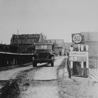 De eind oktober 1944 gebouwde ‘Hickman Bridge’, vernoemd naar sergeant Hickman. Foto For Freedom Museum, Knokke-Heist.