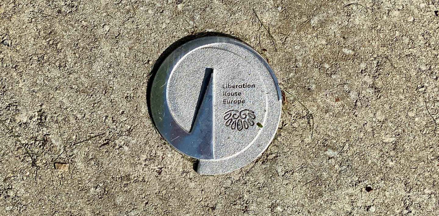 Op de Franse begraafplaats in Kapelle vind je het logo van de Liberation Route Europe. 