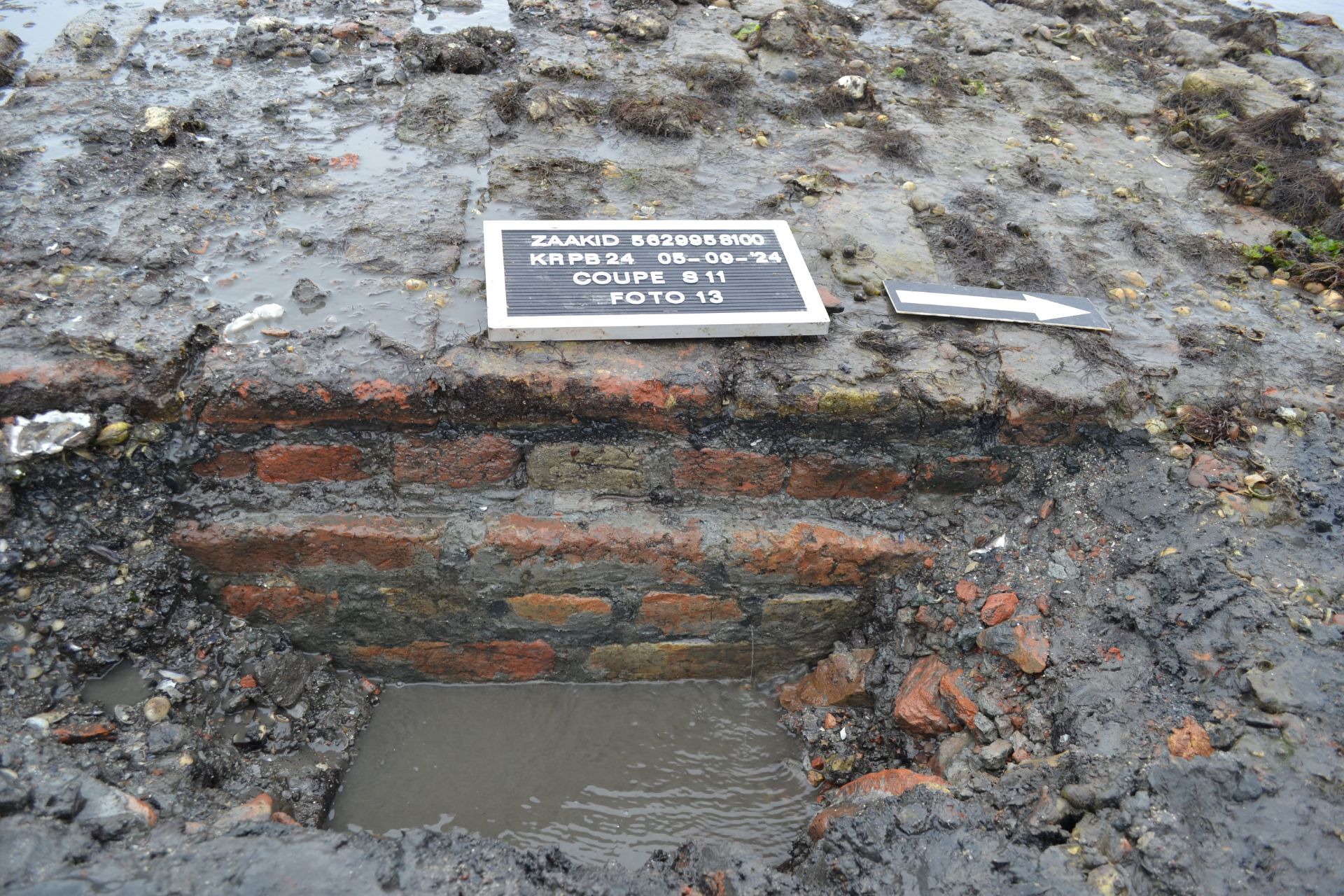 Aantal overgebleven steenlagen van een woning in Nieuwlande.
