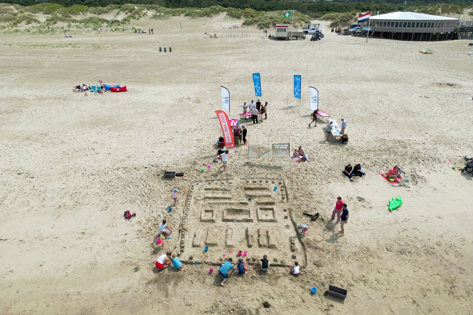 Luchtopname van fort en infopunt Strandarcheologie (foto Wesley Versteeg).