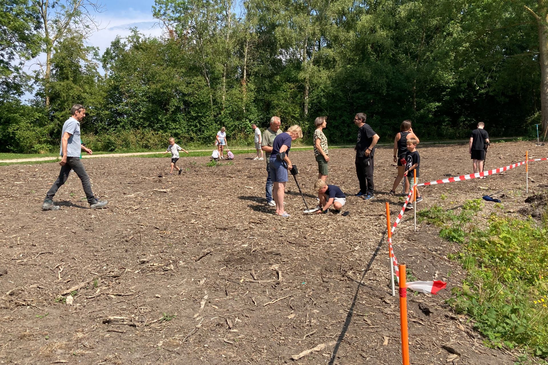 Speuren naar spannende vondsten met metaaldetectoren (foto Bram Silkens).