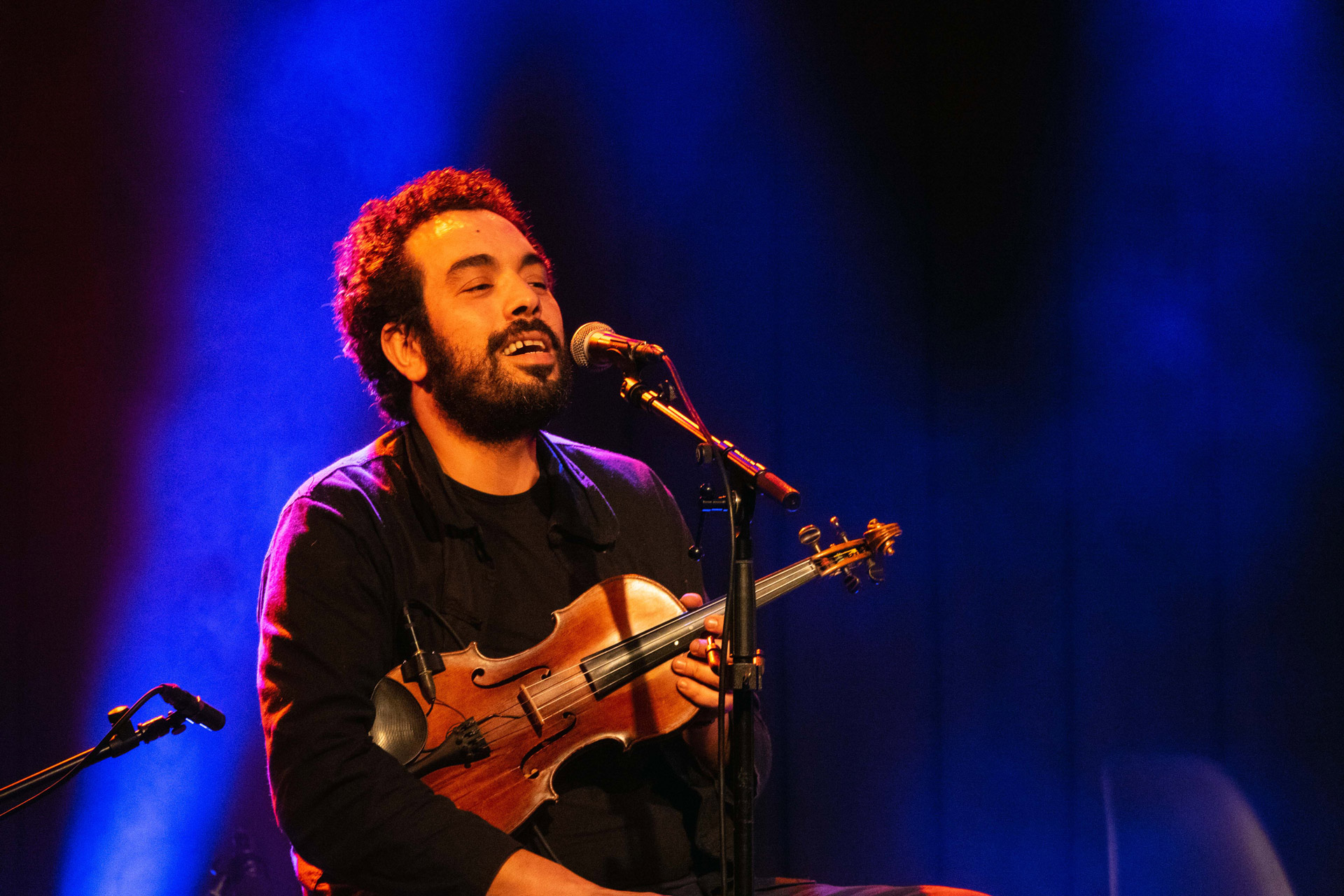 Tunesische zanger Wissem Ziadi tijdens het concert op 29 februari 2024 (foto Tanja Hoogerheijde).