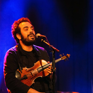 Tunesische zanger Wissem Ziadi tijdens het concert op 29 februari 2024 (foto Tanja Hoogerheijde).