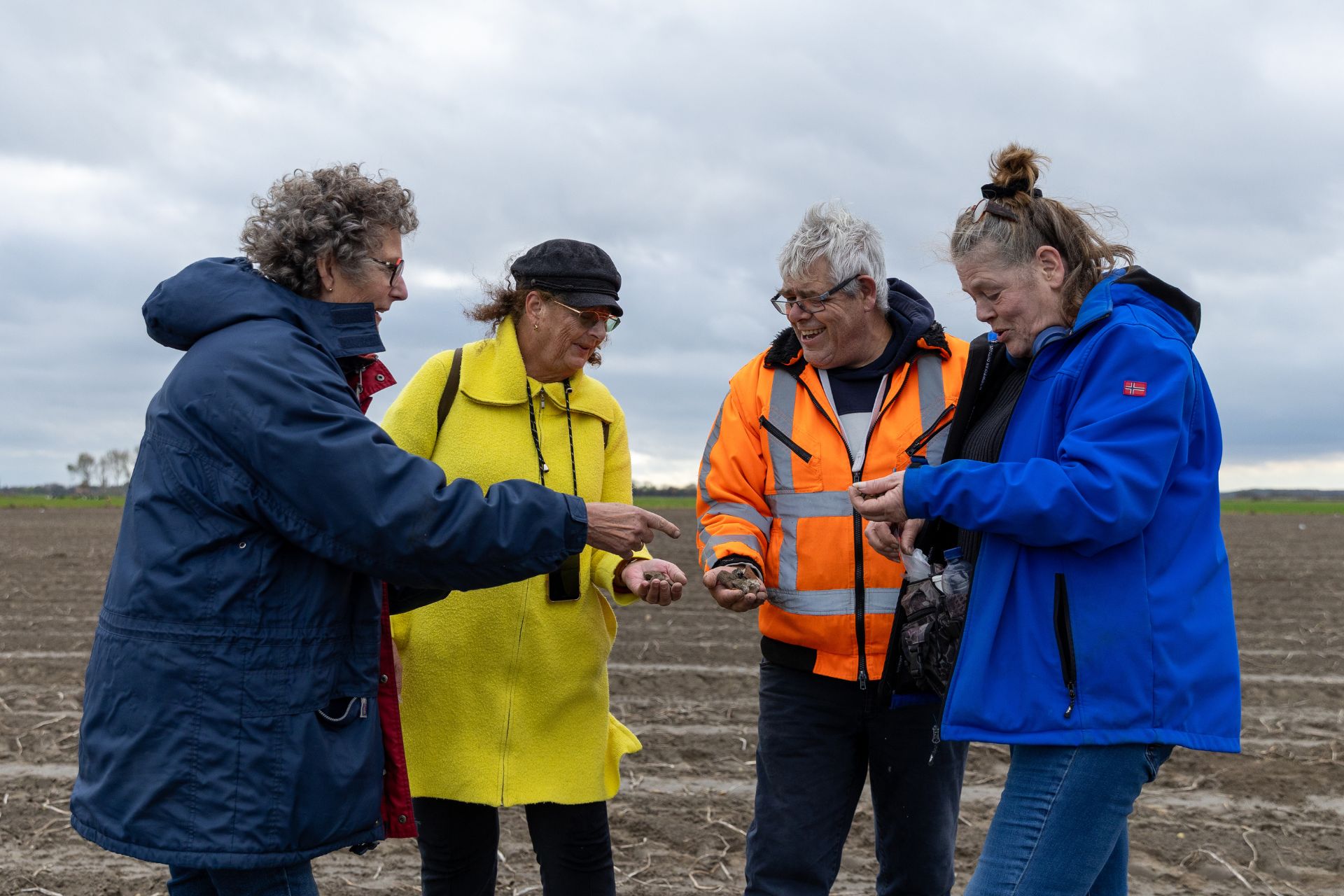 Vrijwilligers tonen elkaar hun vondsten (foto Wesley Versteeg).
