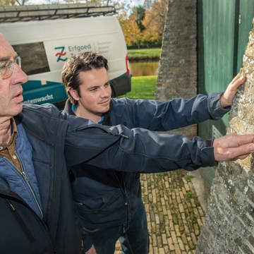 Monumentenwachters voeren een inspectie uit aan een molen.